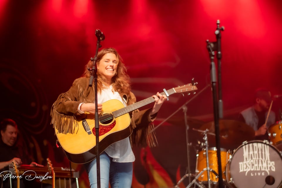 photo, photographie, artiste, spectacle,artiscène, Brittany Kennell, été 2023, chanteuse, groupe, musiciens, pianostphtoto.ca, vidéo,