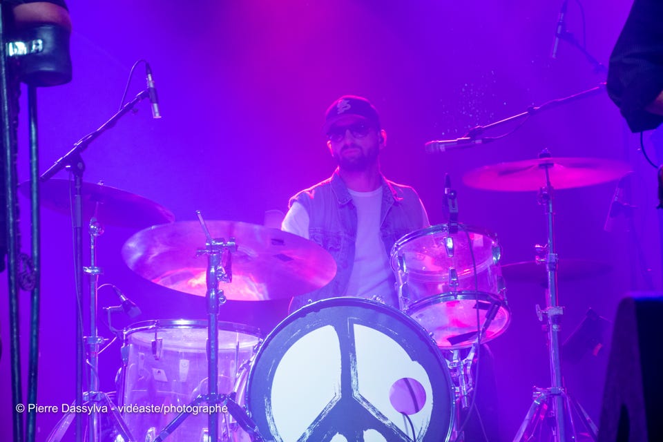 photo, photographie, artiste, drumer, spectacle,artistphtoto.ca, vidéo, scène, Martin Deschamps, chanteur, groupe, musiciens, piano