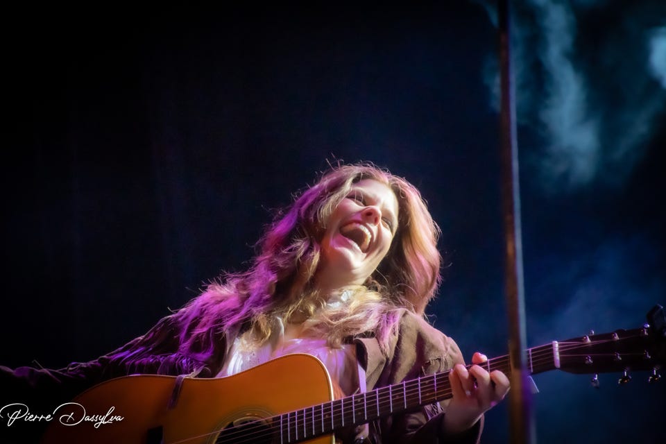photo, photographie, artiste, spectacle,artiscène, Brittany Kennell, été 2023, chanteuse, groupe, musiciens, pianostphtoto.ca, vidéo,